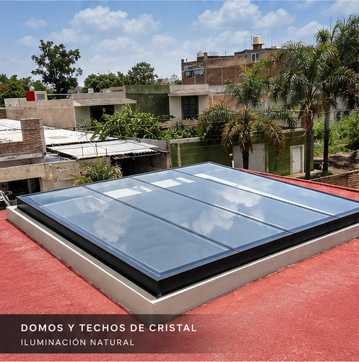 Domo y techo de cristal instalado sobre una azotea. Trabajo real de Vidrio y Aluminio EG.